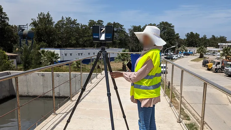 Membre de l’équipe CeneReality utilisant un équipement de captation professionnel sur le site SEAAL de Réghaïa.